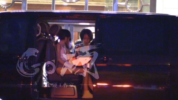 王菲520撇谢霆锋带女儿聚餐 长腿李嫣受了点小伤