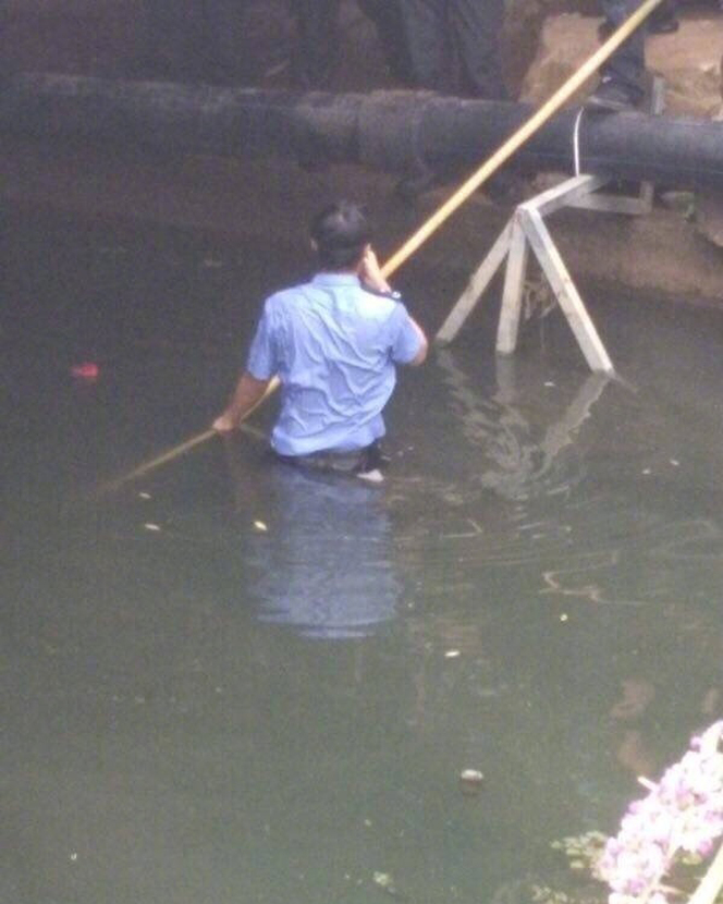 最担心的事还是出现了：准考证掉河里