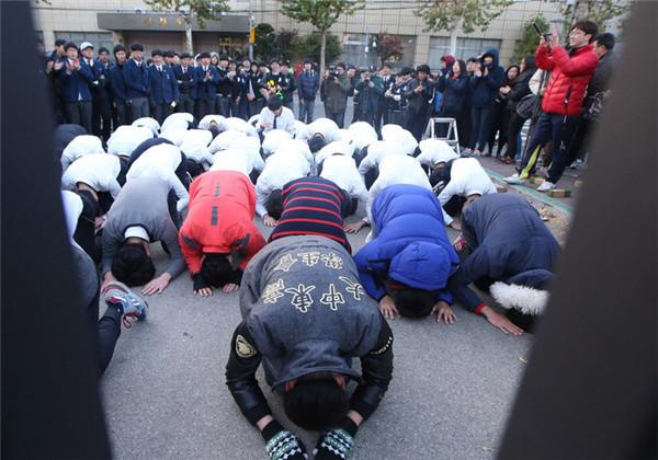围观国外高考众生相 磕头爬楼有人欢喜有人忧