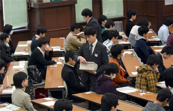 围观国外高考众生相 磕头爬楼有人欢喜有人忧