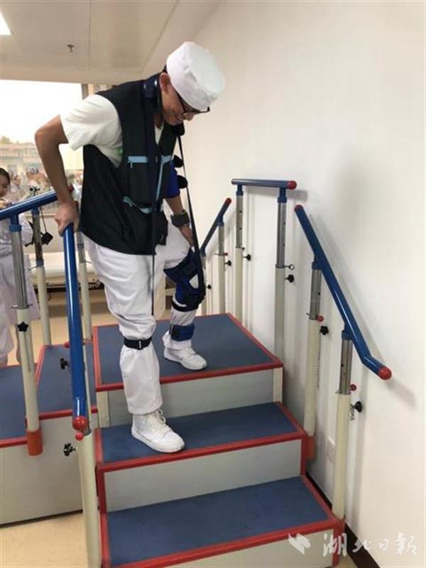 来带上这个设备 体验一下老人的生活多么不易