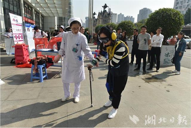 来带上这个设备 体验一下老人的生活多么不易