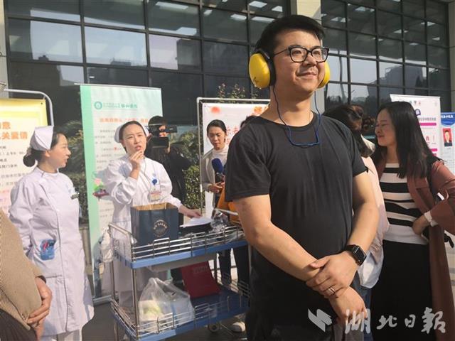 来带上这个设备 体验一下老人的生活多么不易