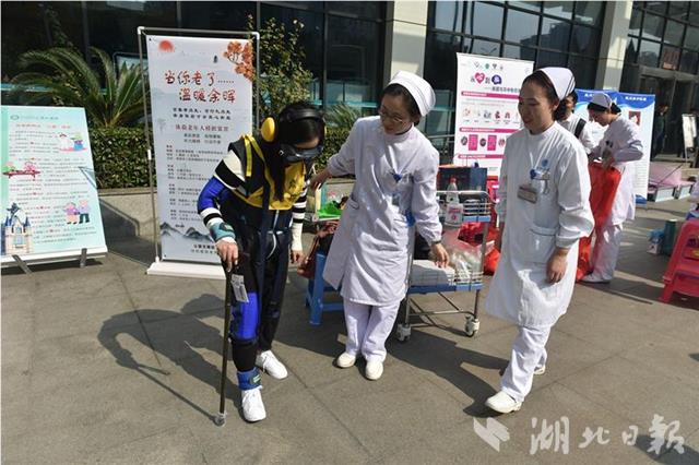 来带上这个设备 体验一下老人的生活多么不易