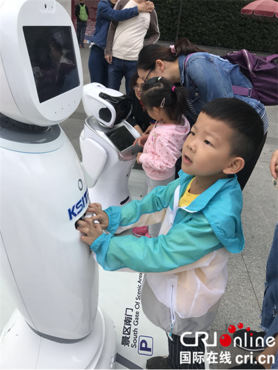 急稿（供稿  社会广角列表 三吴大地南京 移动版）智能机器人亮相南京栖霞山带游客赏枫叶