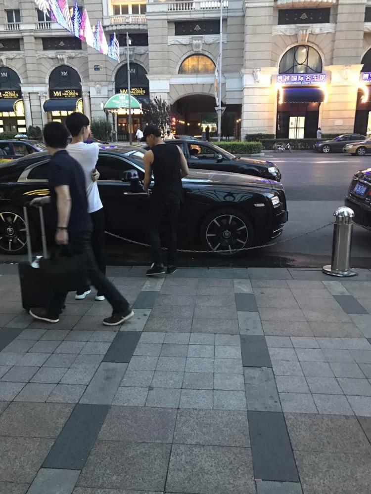 真豪!黄子韬豪车豪宅炫不停 父母究竟多有钱?