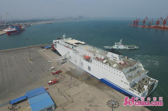 烟台市举行大型客船遇险联合搜救演习行动