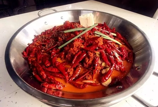 【食在重庆标题摘要】买张两块钱的票沿着重庆轨道一号线 逛吃逛吃