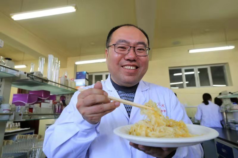 “酸菜教授”提醒：腌酸菜加西红柿鲜脆又营养