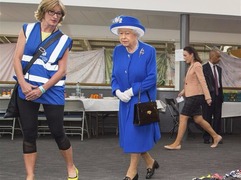英国女王看望居民楼火灾事故受灾居民