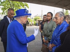 英国女王看望居民楼火灾事故受灾居民