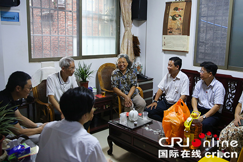 图片默认标题_fororder_慰问老党员