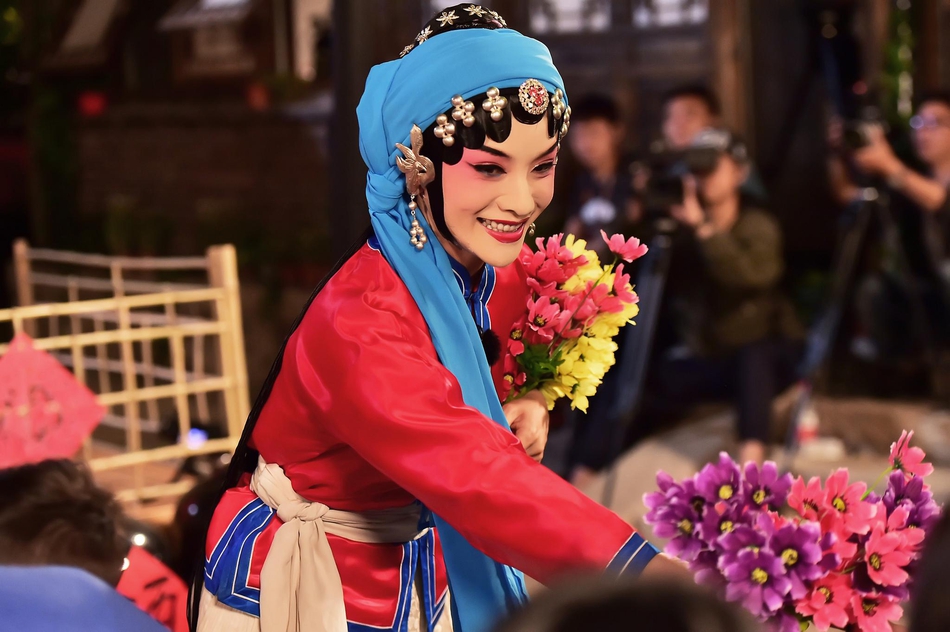 沙溢秀厨艺安吉再现嫌弃脸 饺子画“浓妆”摆pose(图)