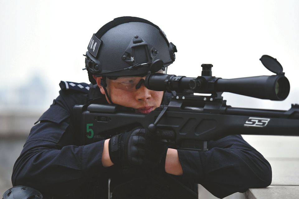 成都“黑豹”特警李建华 一根指头救下8名人质(组图)