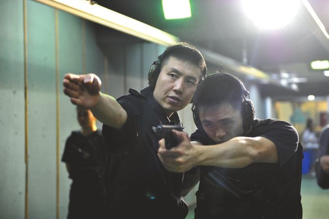 成都“黑豹”特警李建华 一根指头救下8名人质(组图)