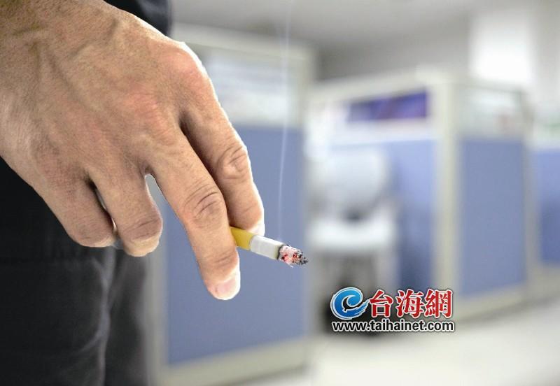 高校出台“最严禁烟令”老师校内抽烟将停薪停职
