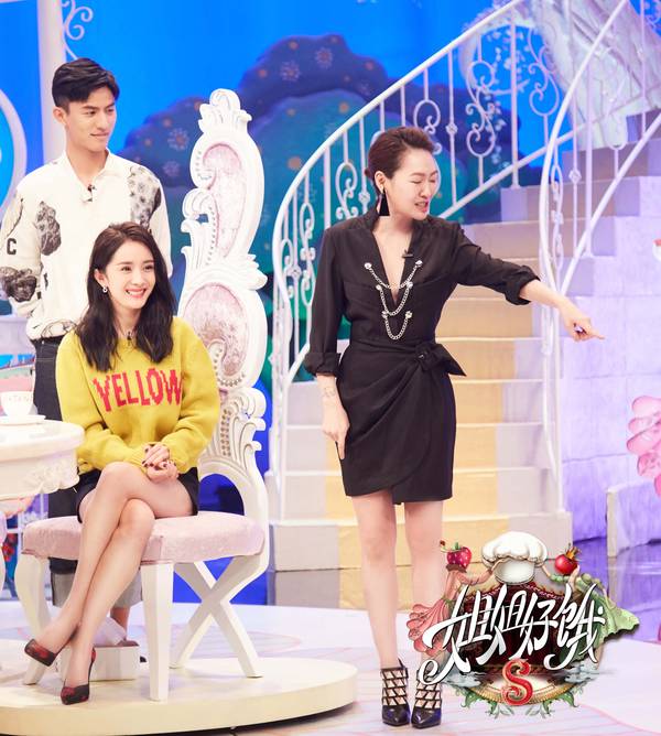 《姐姐好饿2》杨幂情商高 夏天穿毛衣因胳膊太多囊肉