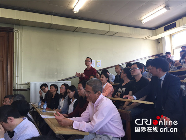 图片默认标题_fororder_图4，中国留比学生向曲星大使提问
