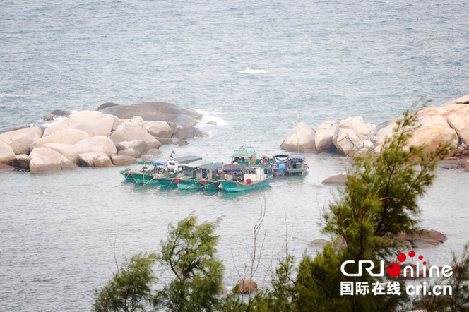 发射地点附近吸引了许多围观的渔船_fororder_微信图片_20170702185625 拷贝