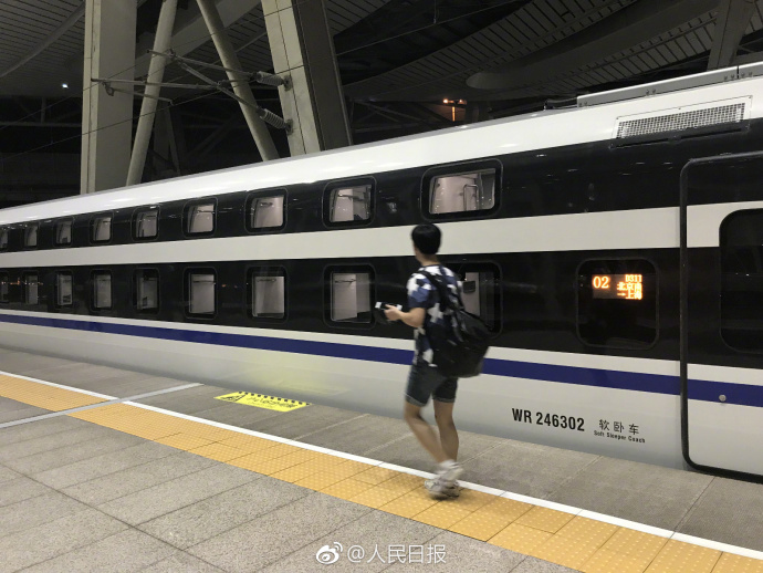 新型卧铺动车组正式运营 每个铺位都是包间(组图)