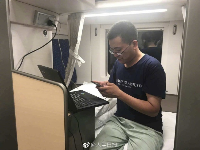 新型卧铺动车组正式运营 每个铺位都是包间(组图)