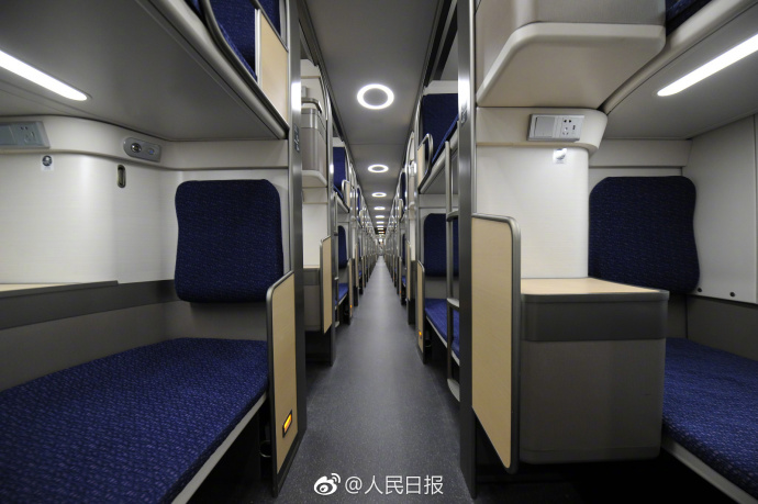 新型卧铺动车组正式运营 每个铺位都是包间(组图)