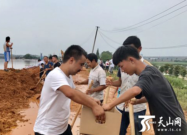 我是一颗石榴籽 | 新疆“烤肉哥”抗洪一线送千串烤肉