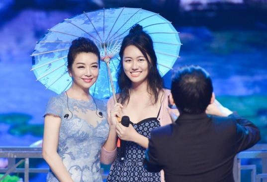 江珊与前夫19岁女儿近照曝光 外形甜美似妈妈
