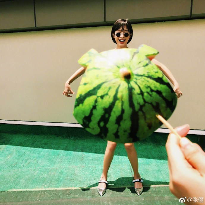 蔬菜水果也能当衣服？  张俪巧玩创意过盛夏
