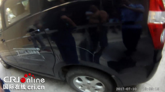 已过审【社会民生】小伙停车占步行道 “耿直”大爷刮花其车