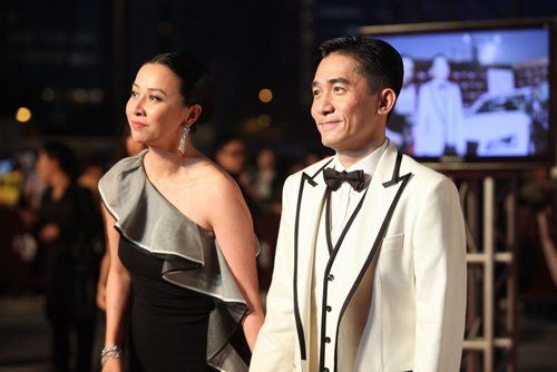 刘嘉玲度假秀美腿引争议 做的位置为何让网友热议？