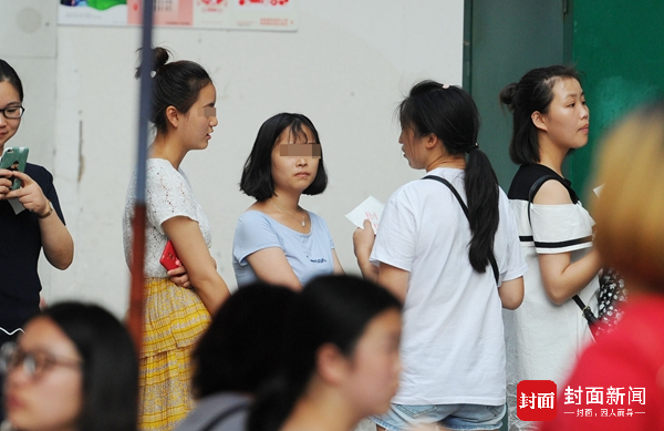 成都网红饼店雇人排队 20人队伍有7人是托(组图)