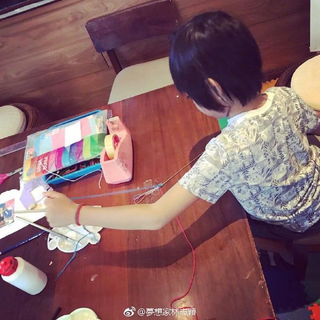 林志颖幸福秀儿子：kimi精心为爸妈编手环超懂事