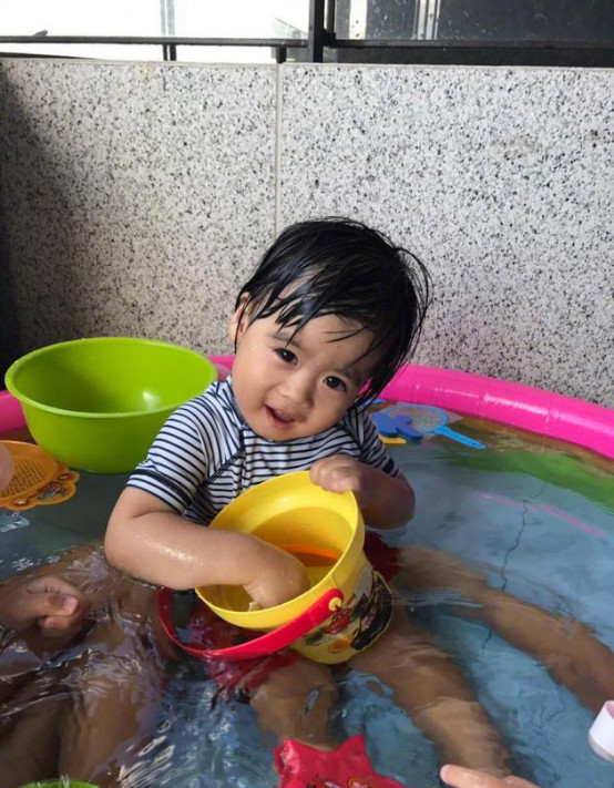 林志颖三个儿子玩水 大眼呆萌幸福满满_娱乐_腾讯网