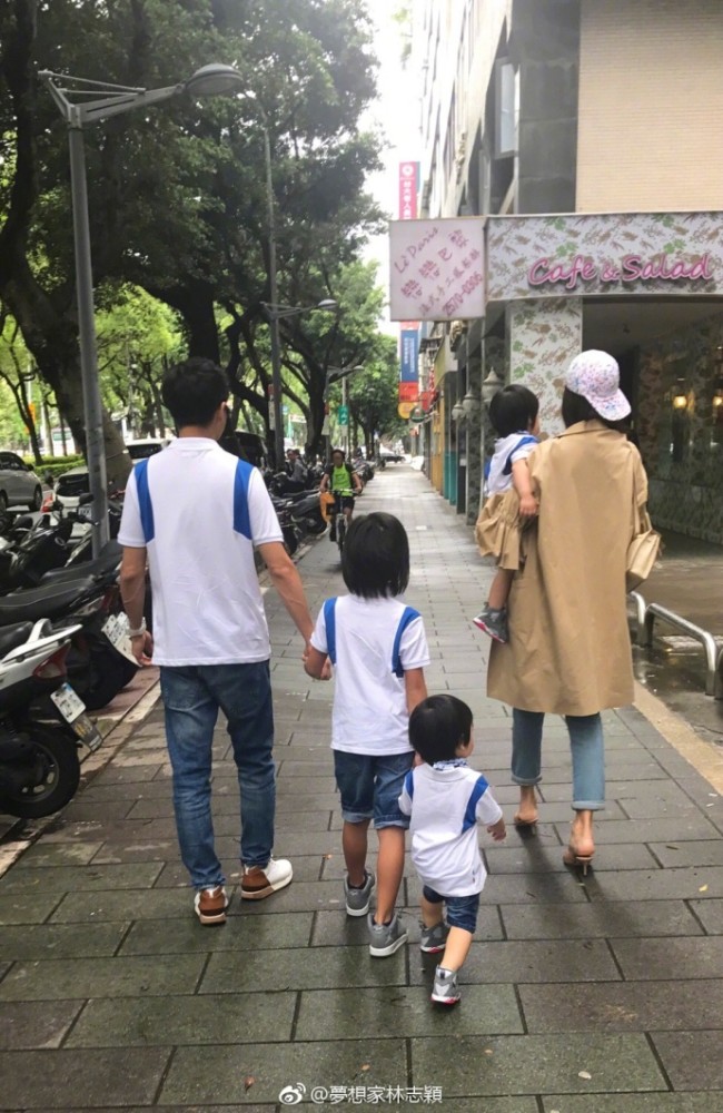 林志颖三个儿子玩水 大眼呆萌幸福满满_娱乐_腾讯网