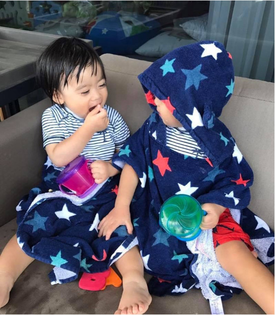 林志颖三个儿子玩水 大眼呆萌幸福满满_娱乐_腾讯网