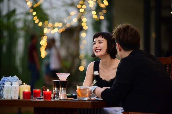 郑恺与女友大拥抱：回去吧媳妇儿，给我好好捶捶背