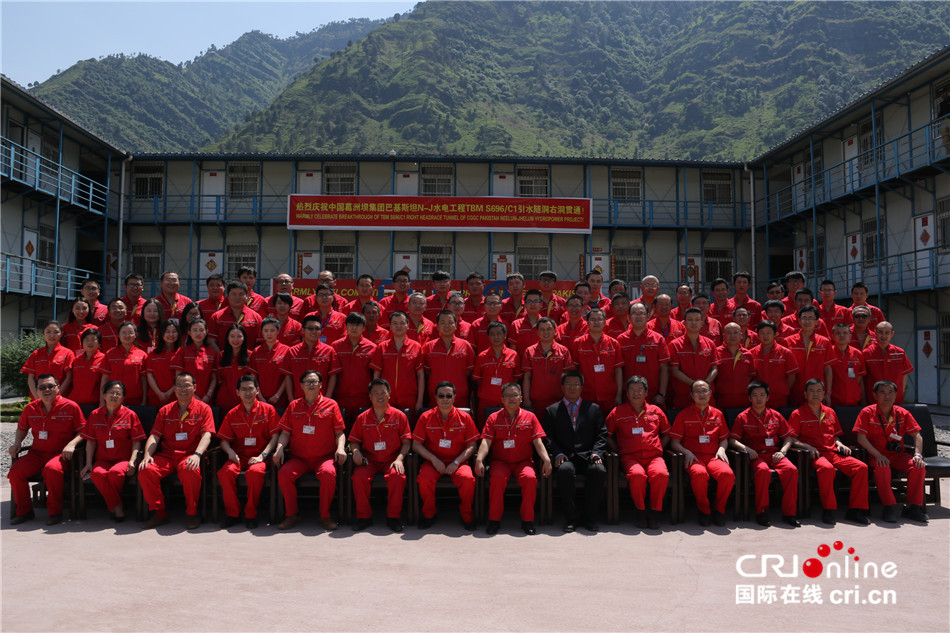 图片默认标题_fororder_19、葛洲坝集团尼鲁姆—杰卢姆水电工程中方建设者合影.JPG