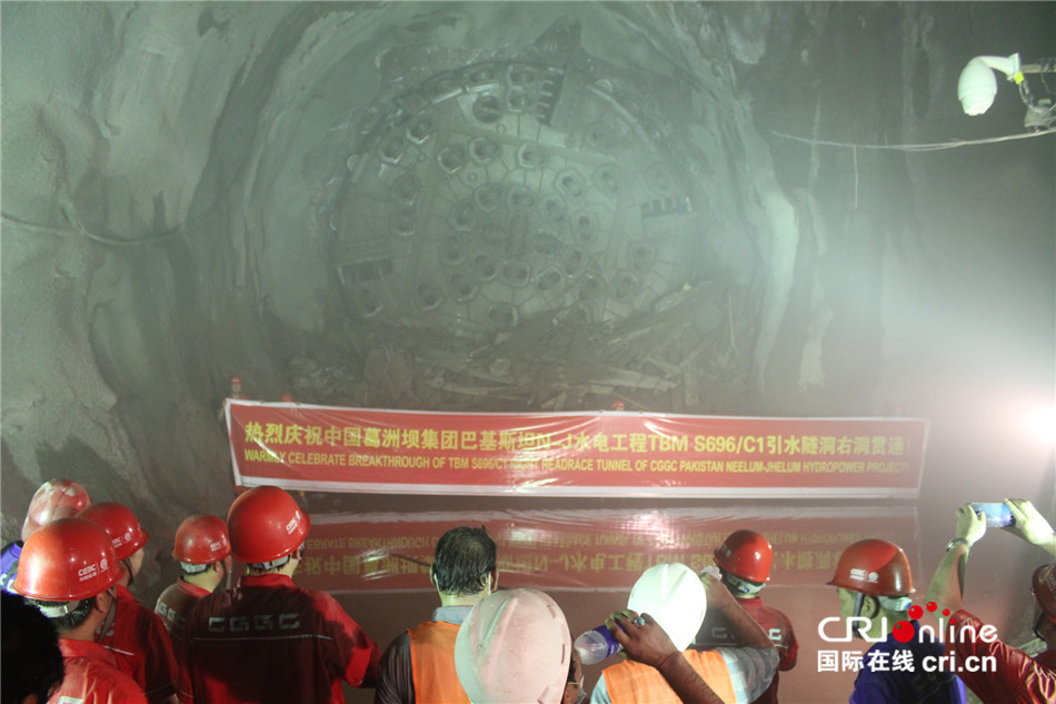 图片默认标题_fororder_1、N-J工程引水隧洞TBM696段隧洞贯通的一刻.JPG