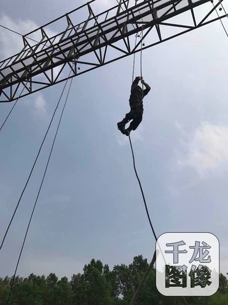 [网络媒体国防行]热血铸炼军之刃 记者亲历中国特种部队训练场