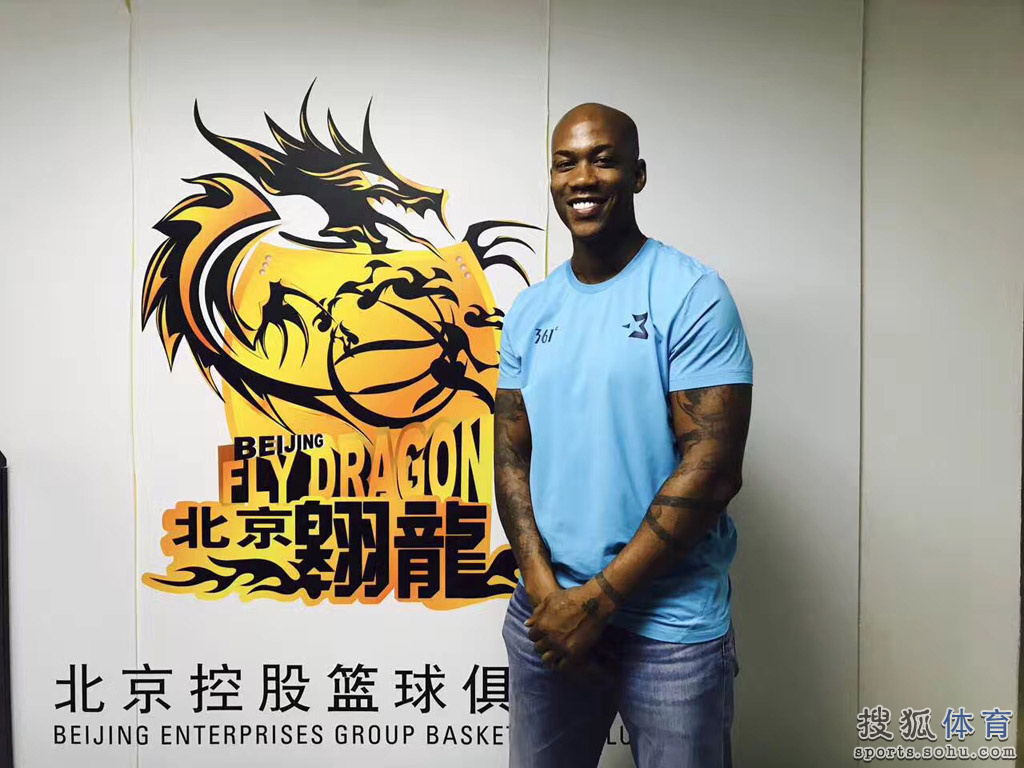 官宣！马布里正式签约北控男篮 与队标合影(图)