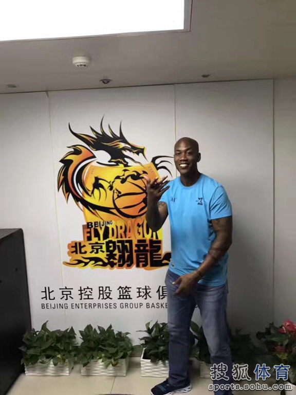 官宣！马布里正式签约北控男篮 与队标合影(图)