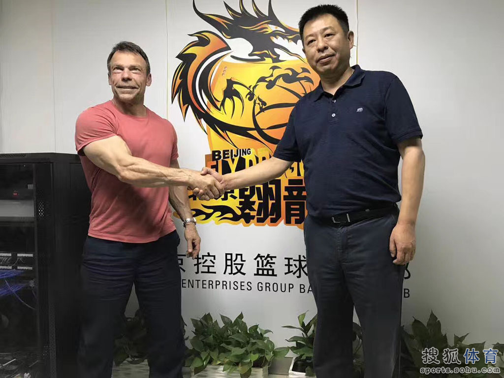 官宣！马布里正式签约北控男篮 与队标合影(图)