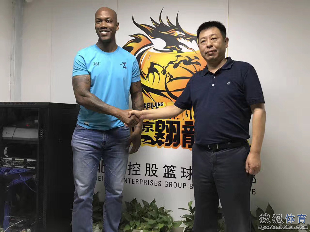 官宣！马布里正式签约北控男篮 与队标合影(图)