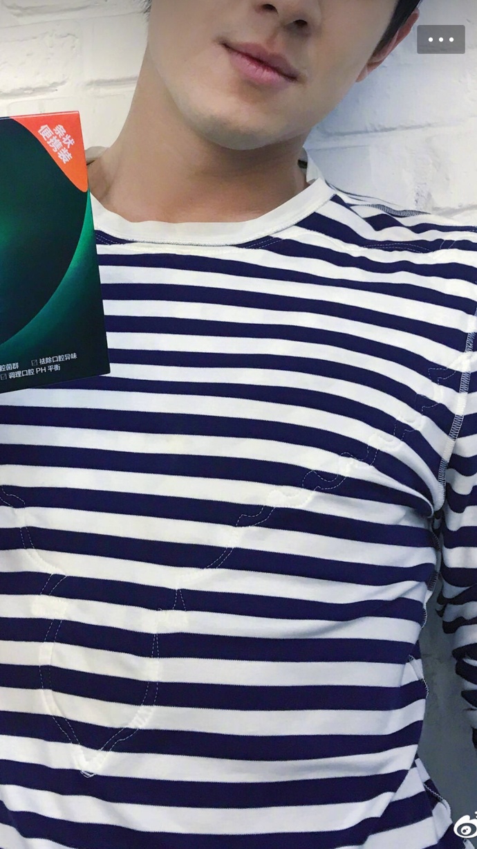 组图：衣服穿反了？其实这是直男林更新最后的坚持