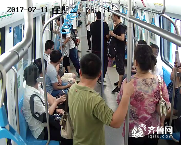 【社会广角（图片+摘要）】青岛地铁员工千钧一发救出被夹小朋友