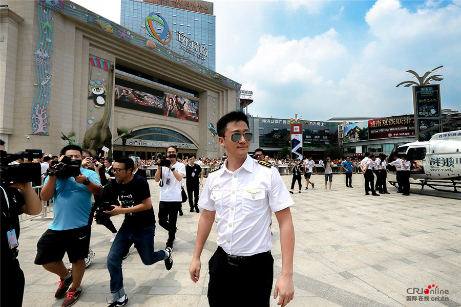 图片默认标题_fororder_3、路演现场聚集大量观众