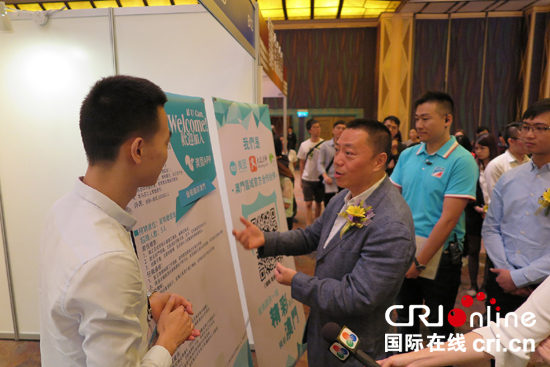 图片默认标题_fororder_2、澳门经济财政司司长梁维特参观企业展位 拷贝