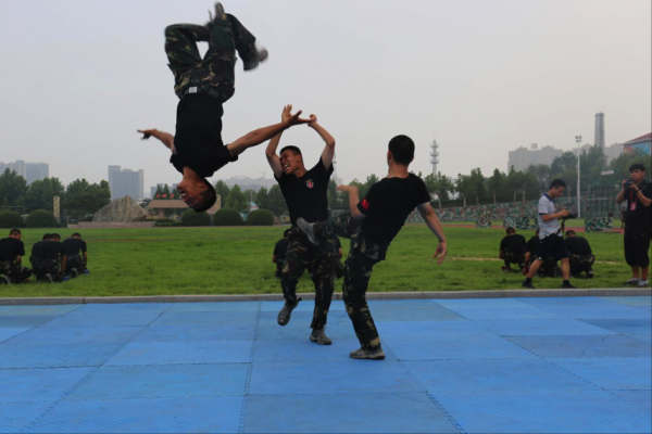 【网络媒体国防行】走进特种兵的“台前”与“幕后”