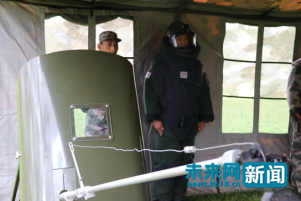 【网络媒体国防行】军中“拆弹专家”:排爆服重达60斤 夏天穿着像“蒸笼”
